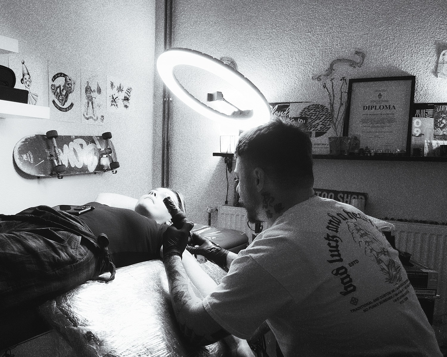 Tattoo artist u studiju tijekom tetoviranja